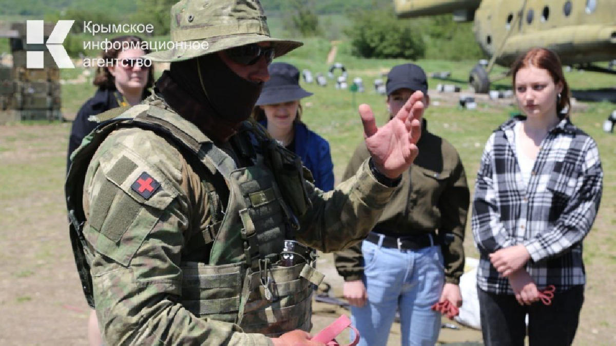 Дитяча мілітаризація: кримських школярів на полігоні навчають азам військової справи